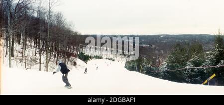 Persone sciare e snowboard su Hunter Mountain, Catskill Mountains, Hunter, Greene County, New York state, Stati Uniti Foto Stock