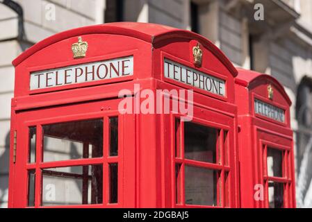 Londra, telefono tradizionale rosso. Foto Stock