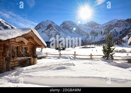 Una casa coperta di neve con vista mozzafiato sul Montagne innevate a Sertig Davos Svizzera Foto Stock