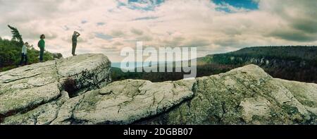 Escursionisti su massi pianeggianti al sentiero per escursioni al naso di Gertrude nel Minnewaska state Park, Catskill Mountains, New York state, USA Foto Stock