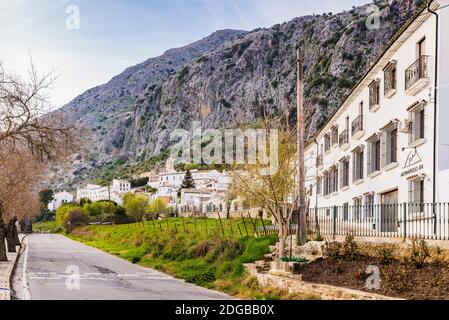 Villaluenga del Rosario situata ad un'altitudine di 858 metri, è la città più alta e, a sua volta, la più piccola della provincia di Cádiz. Villaluenga Foto Stock