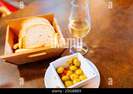 Cucina andalusa popolare. Tapas. Olive verdi. Ronda, Málaga, Andalusia, Spagna, Europa Foto Stock