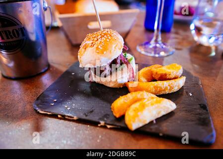 Cucina andalusa popolare. Tapas. Mini burguer di manzo e potatos. Ronda, Málaga, Andalusia, Spagna, Europa Foto Stock