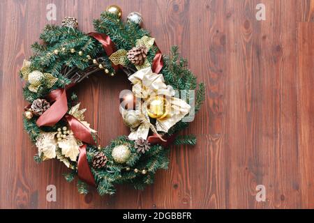 Corona di Natale di rami di pino su sfondo di legno, palle di Natale, spazio di copia Foto Stock