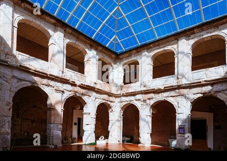 Vista sul cortile porticato del Palazzo Ducale - Palacio Ducal, residenza dei Duchi di Medinaceli. Attualmente spazio multidisciplinare dedicato all'arte Foto Stock