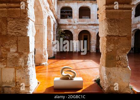 Vista sul cortile porticato del Palazzo Ducale - Palacio Ducal, residenza dei Duchi di Medinaceli. Attualmente spazio multidisciplinare dedicato all'arte Foto Stock