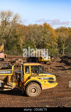 Pontypridd, Galles - Novembre 2020: Dumper camion che sposta un carico di terreno sul sito di un nuovo sviluppo di alloggi. Foto Stock