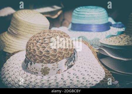 In un mercato vecchio lotti dei cappelli colorati Foto Stock