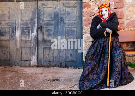 Mascarita - personaggio mascherato, seduto su una panchina in attesa dell'arrivo dei diavoli. Carnevale di Luzon. Due personaggi sono i protagonisti del Luzon Carn Foto Stock