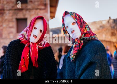 Mascaritas - Figure mascherate. Carnevale di Luzon. Due personaggi sono i protagonisti del Carnevale di Luzon, Devils e figure mascherate - Diablos y mascarit Foto Stock