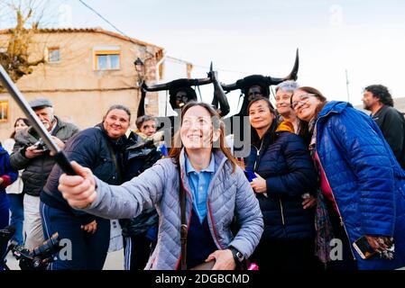 I visitatori del Carnevale prendono un selfie con i diavoli. Carnevale di Luzon. Due personaggi sono i protagonisti del Carnevale di Luzon, Devils e figure mascherate Foto Stock