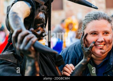 Sbavare il diavolo con fuliggine al rivelatore. Diavoli di Luzon. Carnevale di Luzon. Due personaggi sono i protagonisti del Carnevale di Luzon, Devils e Masked Figure Foto Stock