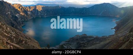 Lago circondato da montagne, Quilotoa, Ande, Cotopaxi Provincia, Ecuador Foto Stock