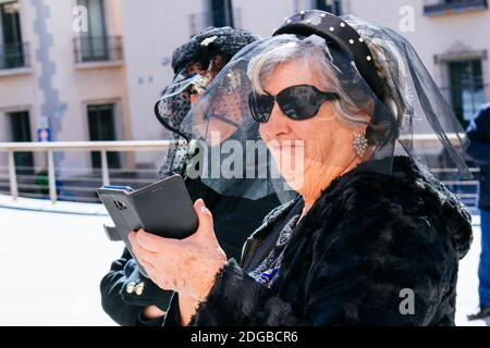 Signore piangenti della Fratellanza. Cofradía del Entierro de la Sardina - Confraternita allegra della sepoltura della Sardina. Foto Stock