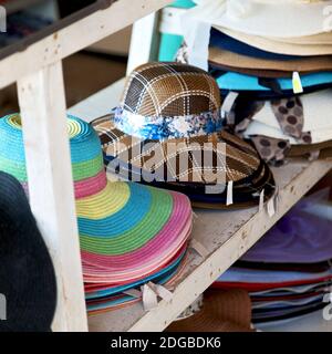 Un sacco di moda trandy cappelli in un mercato Foto Stock