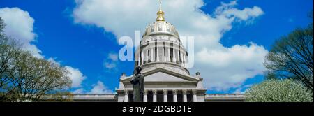 Vista ad angolo basso dell'edificio governativo, del Campidoglio della Virginia Occidentale, di Charleston, della Contea di Kanawha, della Virginia Occidentale, degli Stati Uniti Foto Stock