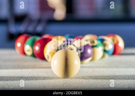 Un triangolo di palloni da biliardo in rack pronto per UN Gioco di piscina Foto Stock