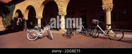 Biciclette nel cortile di un'università, Stanford University, Palo Alto, California, USA Foto Stock