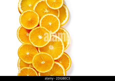 Striscia di fette di agrumi su bianco Foto Stock