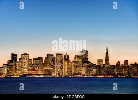 Grattacieli sul lungomare, visti da Treasure Island, San Francisco, California, USA Foto Stock