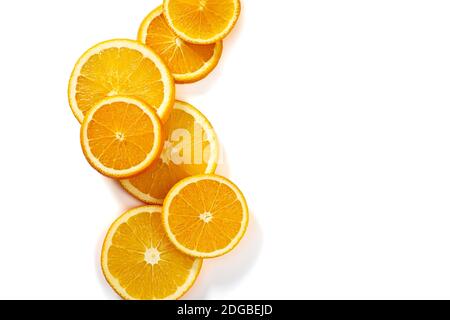 Striscia di fette di agrumi fresche su un motivo bianco Foto Stock