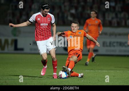 Cheltenham, Regno Unito. 8 dicembre 2020. Finn Azaz di Cheltenham Town e Bryn Morris di Portsmouth durante la partita EFL Trophy tra Cheltenham Town e Portsmouth allo Jonny-Rocks Stadium di Cheltenham, Inghilterra, l'8 dicembre 2020. Foto di Dave Peters/prime Media Images. Credit: Prime Media Images/Alamy Live News Foto Stock