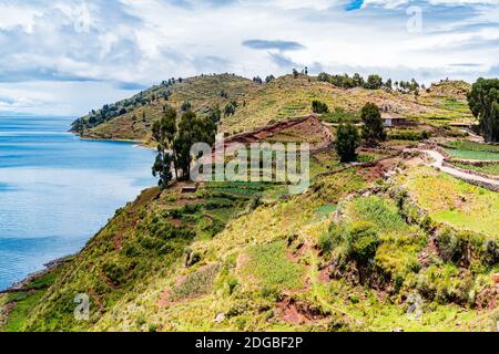 Vista sull'isola di Taquille nel mezzo del lago Titicaca A Puno Foto Stock