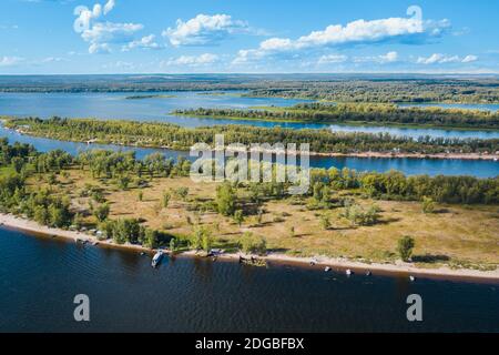 Fiume Volga vicino Samara, vista aerea estiva sulla riva con turistico Foto Stock