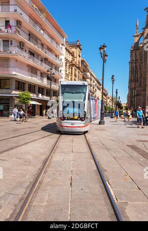 Siviglia, Spagna - 20 maggio 2019: Un tram moderno e confortevole sulla strada della città. Siviglia. Andalusia Spagna. Foto Stock