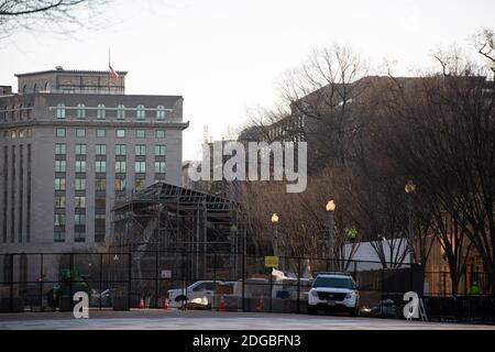 Washington, Stati Uniti. 8 dicembre 2020. La costruzione è vista vicino alla Casa Bianca dietro la barriera temporanea di sicurezza per l'imminente inaugurazione di Joe Biden come presidente, a Washington, DC, l'8 dicembre 2020, in mezzo alla pandemia del coronavirus. Nelle ultime settimane, i casi confermati di COVID-19 in tutto il paese hanno raggiunto nuovi massimi, ma gli esperti medici avvertono che un aumento dei casi di viaggi del Ringraziamento probabilmente non ha ancora iniziato a manifestarsi nei dati. (Graeme Sloan/Sipa USA) Credit: Sipa USA/Alamy Live News Foto Stock