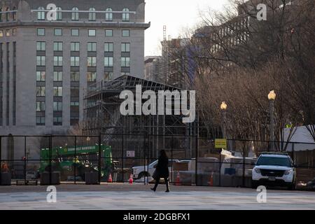 Washington, Stati Uniti. 8 dicembre 2020. La costruzione è vista vicino alla Casa Bianca dietro la barriera temporanea di sicurezza per l'imminente inaugurazione di Joe Biden come presidente, a Washington, DC, l'8 dicembre 2020, in mezzo alla pandemia del coronavirus. Nelle ultime settimane, i casi confermati di COVID-19 in tutto il paese hanno raggiunto nuovi massimi, ma gli esperti medici avvertono che un aumento dei casi di viaggi del Ringraziamento probabilmente non ha ancora iniziato a manifestarsi nei dati. (Graeme Sloan/Sipa USA) Credit: Sipa USA/Alamy Live News Foto Stock