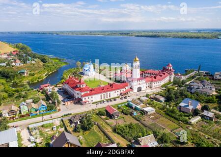 Santa Madre di Dio di Kazan Monastero nel villaggio di Vinnovka sul fiume Volga, Samara Russia vista aerea Foto Stock