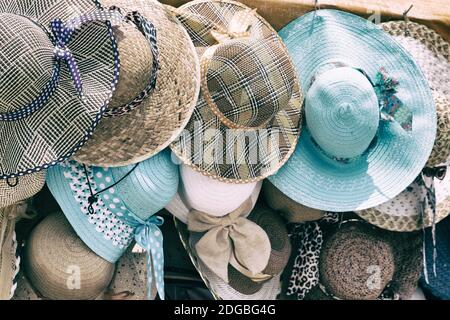 In un mercato vecchio lotti dei cappelli colorati Foto Stock