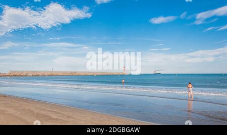 Faro di Port-la-Nouvelle in rosso e bianco su cielo nuvoloso Foto Stock
