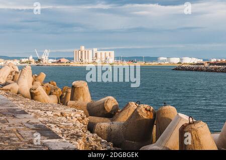 Faro di Port-la-Nouvelle in rosso e bianco su cielo nuvoloso Foto Stock