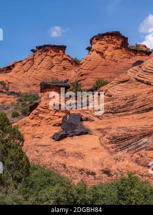 Basalto nero su arenaria rossa Navajo, Snow Canyon state Park, Saint George, Utah. Foto Stock