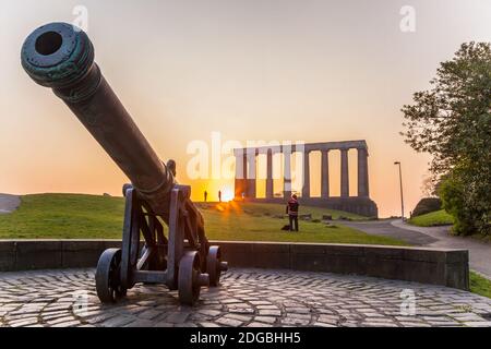 Vista del Monumento Nazionale della Scozia contro il tramonto sulla collina di Calton a Edimburgo, Scozia Foto Stock