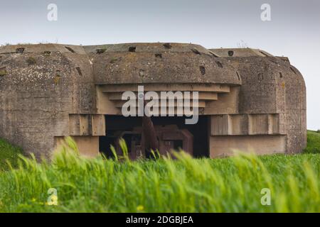 WW2-era tedesco 150 mm artiglieria batteria in bunker di cemento, Longues-sur-Mer, D-Day Beaches Area, Calvados, Normandia, Francia Foto Stock