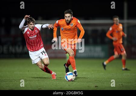 Cheltenham, Regno Unito. 8 dicembre 2020. Ben Close di Portsmouth e George Lloyd di Cheltenham Town durante la partita EFL Trophy tra Cheltenham Town e Portsmouth al Jonny-Rocks Stadium, Cheltenham, Inghilterra, l'8 dicembre 2020. Foto di Dave Peters/prime Media Images. Credit: Prime Media Images/Alamy Live News Foto Stock