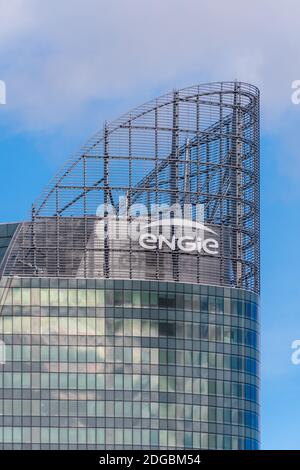 Courbevoie, Francia - 12 novembre 2020: Vista esterna della parte superiore della sede centrale di Engie, una società industriale energetica francese Foto Stock