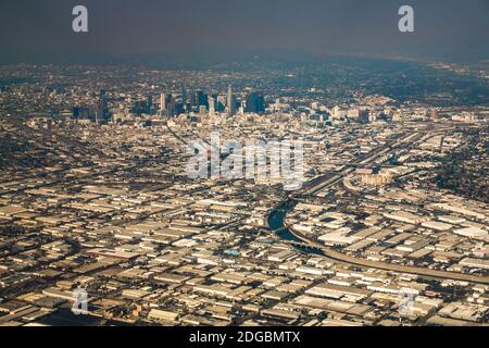 Skyline del centro di Los angeles e sobborghi da aereo e fumo da incendi selvaggi Foto Stock