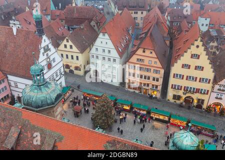 Vista panoramica del mercatino di Natale, Rothenburg, Baviera, Germania Foto Stock