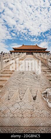 Scalinata scolpita in pietra nella Sala dell'armonia Suprema, Città Proibita, Pechino, Cina Foto Stock