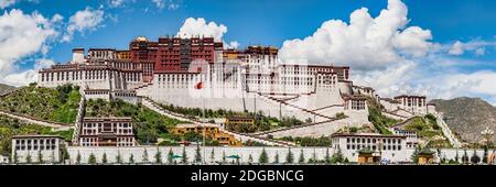 Basso angolo vista del Palazzo del Potala, Lhasa, in Tibet, in Cina Foto Stock