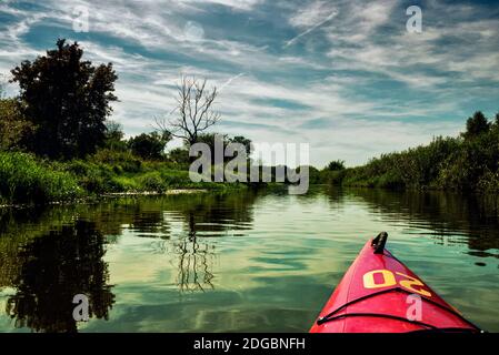 Kayak a vela sul fiume, Polonia Foto Stock