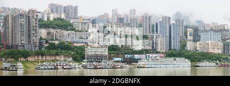 Barche nel fiume Yangtze con grattacieli sullo sfondo, Cina Foto Stock