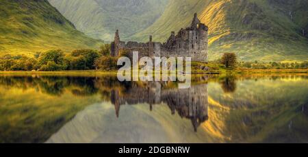 Kilchurn Castle Reflection a Loch AWe, Argyll e Bute, Scottish Highlands, Scozia Foto Stock