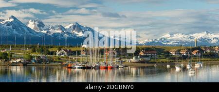 Piccolo porto di barche e montagne innevate intorno a Ushuaia, provincia Tierra del Fuego, Argentina Foto Stock