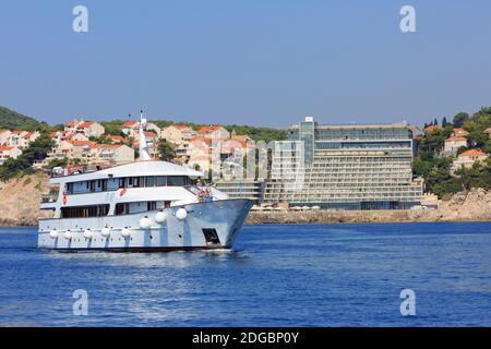 Un motoscafo da Katarina Line Crociere in barca passando accanto al lussuoso hotel 5 stelle Rixos Premium Dubrovnik a Dubrovnik, Croazia Foto Stock