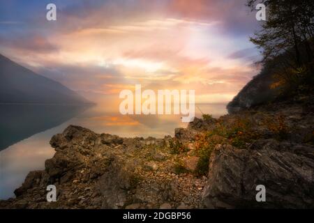 Mattina autunnale al Lago di Santa Croce, Belluno, Italia Foto Stock